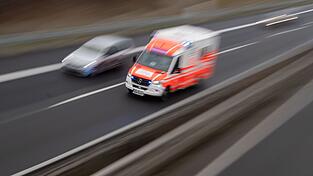 Bei dem Unfall wurde ein Fahrer lebensgefährlich verletzt (Illustration). Bei dem Unfall wurde ein Fahrer lebensgefährlich verletzt (Illustration).
