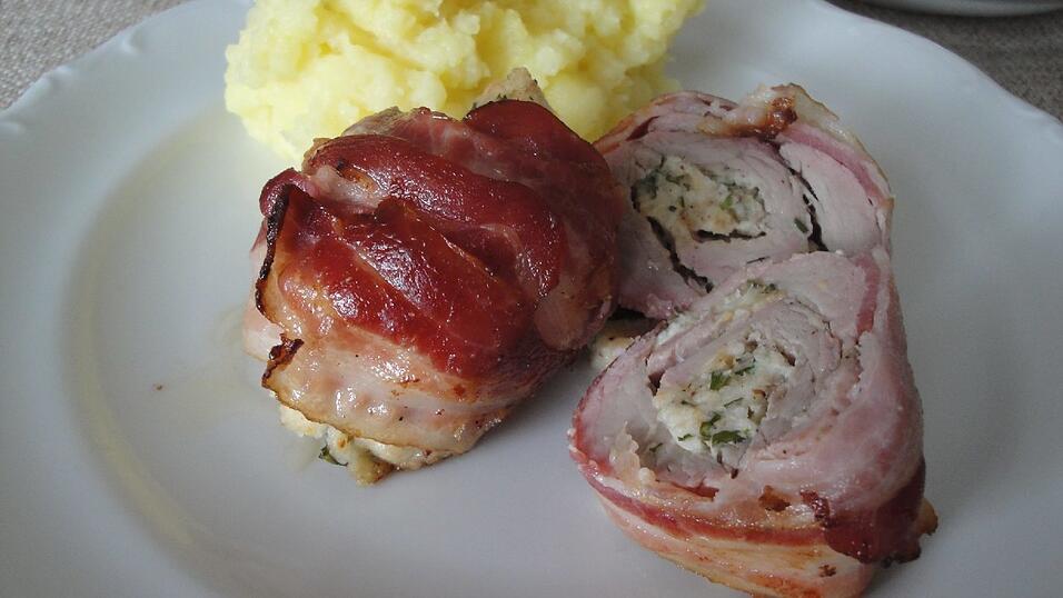 Gut zu dem zarten Fleisch-Röllchen passt Kartoffelbrei.