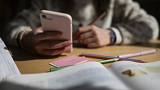 R&uuml;ckendeckung: Leon hat eine Schulbegleitung an der Seite, damit er ruhig und motiviert dem Unterricht folgen kann. Das klappt nach Einsch&auml;tzung seiner Familie sehr gut.