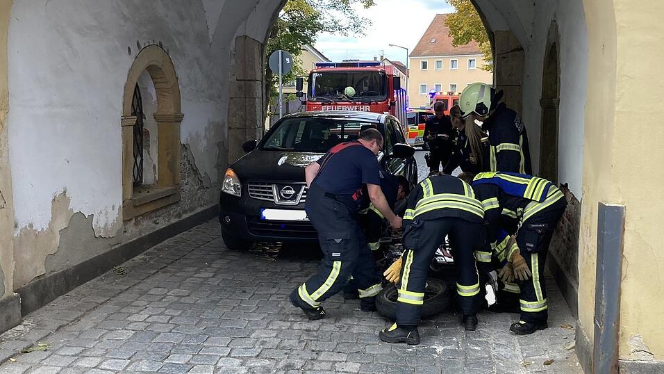 In der Durchfahrt des Spitaltors in Straubing kam der Kradfahrer zu Sturz.