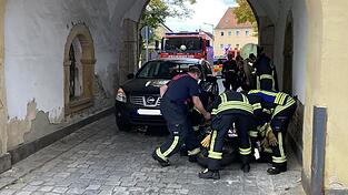 In der Durchfahrt des Spitaltors in Straubing kam der Kradfahrer zu Sturz.