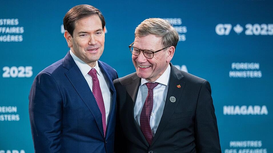 Beim Familienfoto des Außenministertreffens der G7-Runde wirtschaftsstarker Demokratien zeigen sich Außenminister Johann Wadephul (r., CDU) und sein US-Kollege Marco Rubio gut gelaunt.