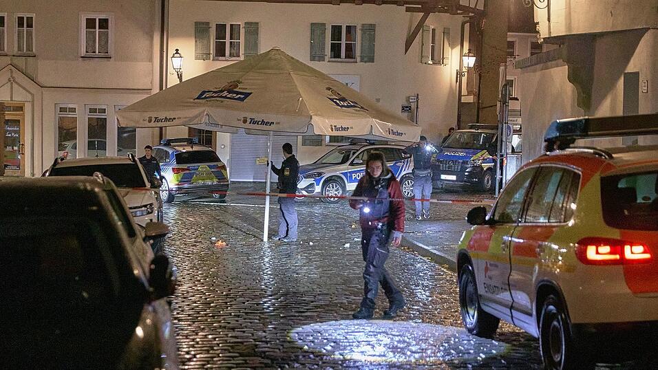 Polizisten suchen in der Innenstadt von Ansbach den Tatort ab.