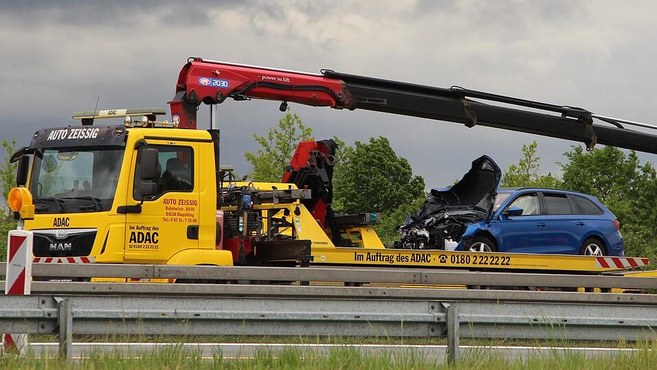 Die Fahrer der beiden Autos wurden leicht verletzt. Ein angeforderter Rettungshubschrauber wurde nicht ben&ouml;tigt.