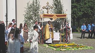 Am zweiten Sonntag im August findet jedes Jahr die „Pattendorfer Gottestracht“ statt, hier die vierte Station der letztjährigen Prozession bei der Spitalkirche. Am zweiten Sonntag im August findet jedes Jahr die „Pattendorfer Gottestracht“ statt, hier die vierte Station der letztjährigen Prozession bei der Spitalkirche.