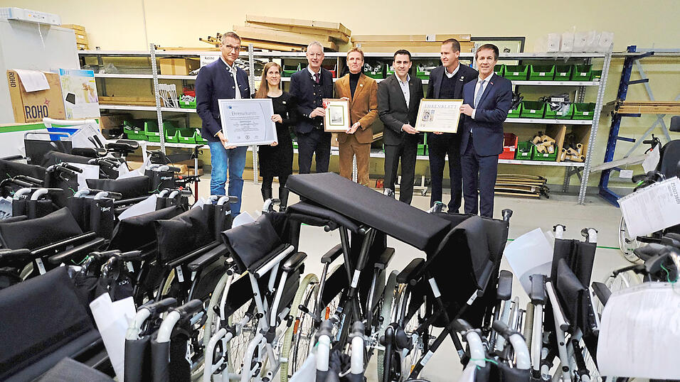 Christoph K&auml;mpf, IHK-Vizepr&auml;sident, Stephanie Hautmann, Oberb&uuml;rgermeister Markus Pannermayr, Markus Zimmermann, Vincent Hautmann, Matthias Christ und Hans Schmidt, stellvertretender Hauptgesch&auml;ftsf&uuml;hrer der Handwerkskammer (v.l.), freuten sich &uuml;ber 100 erfolgreiche Jahre des Unternehmens Zimmermann.