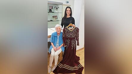 Schneiderin Hanna Eichbichler h&auml;lt das von Kerner gen&auml;hte Kleid.