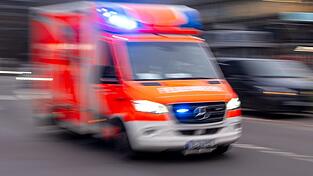 Der Mann kam mit einem Rettungshubschrauber, die Frau mit einem Rettungswagen ins Krankenhaus. (Symbolbild)