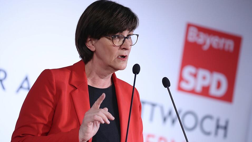 Saskia Esken führt seit Dezember 2019 gemeinsam mit Norbert Walter-Borjans die SPD. Diese Woche sprach sie erstmals beim Politischen Aschermittwoch der bayerischen Genossen in Vilshofen. Saskia Esken führt seit Dezember 2019 gemeinsam mit Norbert Walter-Borjans die SPD. Diese Woche sprach sie erstmals beim Politischen Aschermittwoch der bayerischen Genossen in Vilshofen.