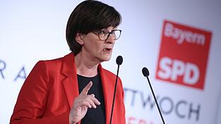 Saskia Esken führt seit Dezember 2019 gemeinsam mit Norbert Walter-Borjans die SPD. Diese Woche sprach sie erstmals beim Politischen Aschermittwoch der bayerischen Genossen in Vilshofen. Saskia Esken führt seit Dezember 2019 gemeinsam mit Norbert Walter-Borjans die SPD. Diese Woche sprach sie erstmals beim Politischen Aschermittwoch der bayerischen Genossen in Vilshofen.