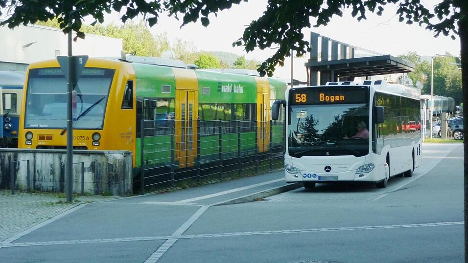 Die Linie 58 in Viechtach. Die dortige Abfahrtszeit passt gut zum Beginn der Sankt Englmarer Wanderungen. Von Bogen her ist das anders; teilt aber jemand bei der Anmeldung mit, dass er aus dieser Richtung kommen wird, wartet die Gruppe die paar Minuten bis zur Busankunft. Die Linie 58 in Viechtach. Die dortige Abfahrtszeit passt gut zum Beginn der Sankt Englmarer Wanderungen. Von Bogen her ist das anders; teilt aber jemand bei der Anmeldung mit, dass er aus dieser Richtung kommen wird, wartet die Gruppe die paar Minuten bis zur Busankunft.