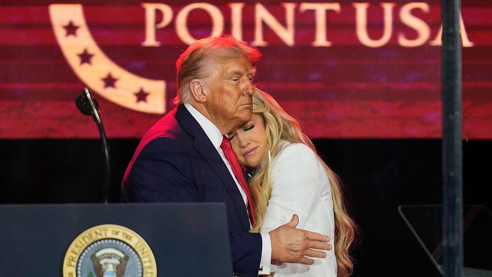 US-Präsident Donald Trump (l) umarmte Erika Kirk bei der Trauerfeier für ihren Mann. US-Präsident Donald Trump (l) umarmte Erika Kirk bei der Trauerfeier für ihren Mann.