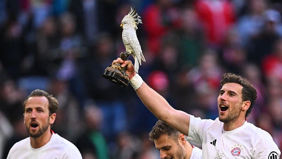 Leon Goretzka zeigt den Kakadu.