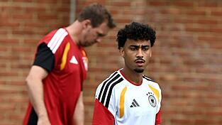 Gute Nachricht f&uuml;r den Bundestrainer (l): Nathaniel Brown ist beim Abschlusstraining dabei.