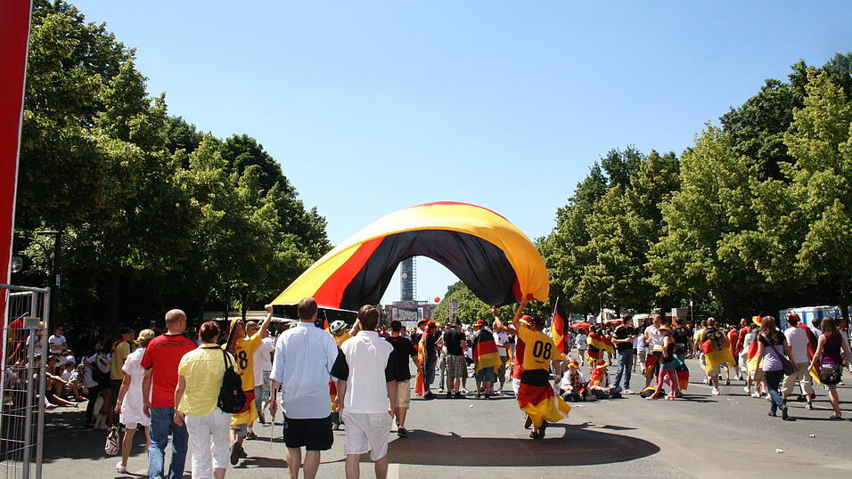 Christian Fertl war am Sonntag auf der Fanmeile in Berlin und erlebte dort das Achtelfinale gegen England auf Gro&szlig;leinwand.