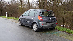 Nur noch Müll: ein Renault auf einem Parkplatz. Nur noch Müll: ein Renault auf einem Parkplatz.