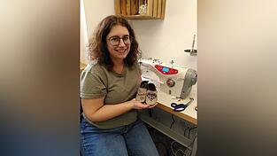„Wenn’s nicht mehr passt, hör ich auf“, sagt die 37-Jährige. Aber eigentlich näht sie viel zu gerne. „Wenn’s nicht mehr passt, hör ich auf“, sagt die 37-Jährige. Aber eigentlich näht sie viel zu gerne.