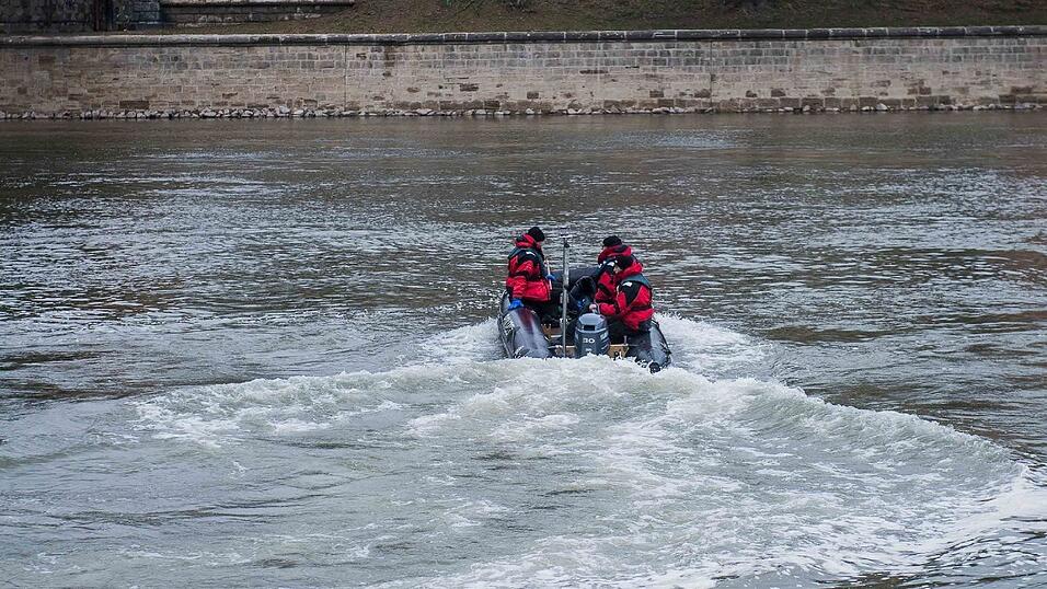 Mit zwei Booten sucht die Polizei am Donnerstag, 23. März, das südliche Donauufer in Regensburg ab. Seit Sonntag wird die 20-jährige Studentin Malina Klaar in der Domstadt vermisst. Mit zwei Booten sucht die Polizei am Donnerstag, 23. März, das südliche Donauufer in Regensburg ab. Seit Sonntag wird die 20-jährige Studentin Malina Klaar in der Domstadt vermisst.