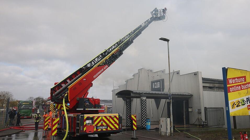Die Feuerwehr l&ouml;scht einen Brand in einem Club. Hunderte Feiernde retten sich ins Freie.