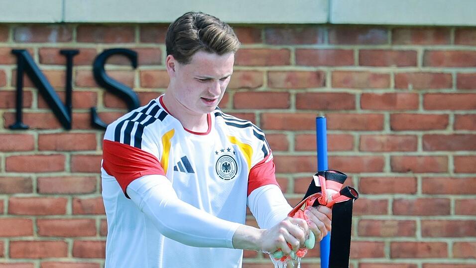 Bei der Weltmeisterschaft in Amerika durfte Jonas Urbig schon mal als Trainingstorwart dabei sein. (Archivbild)