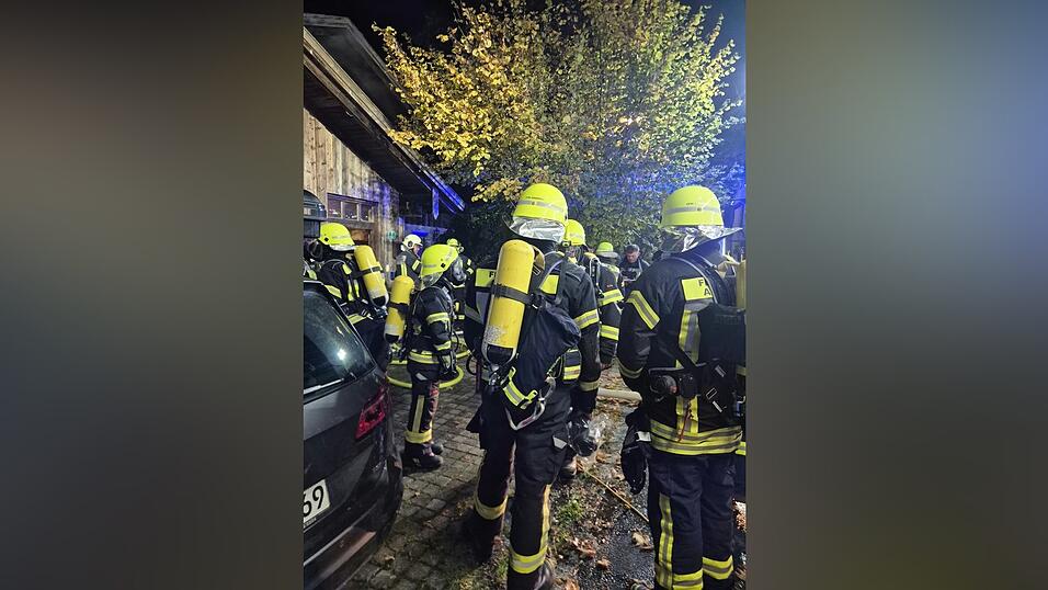 Zahlreiche Atemschutzgeräteträger bekämpften den Brand. Zahlreiche Atemschutzgeräteträger bekämpften den Brand.
