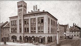 Das Rathaus Ende der Zwanzigerjahre des 19. Jahrhunderts, links vom Eingang war das Geschäftslokal der Sparkasse am Stadtplatz 1. Das Rathaus Ende der Zwanzigerjahre des 19. Jahrhunderts, links vom Eingang war das Geschäftslokal der Sparkasse am Stadtplatz 1.
