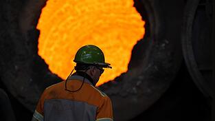 Branche in der Krise: Gestiegene Energiepreise, Billigimporte vor allem aus China, Kosten für den Umbau hin zu einer klimafreundlicheren Stahlproduktion sowie hohe US-Zölle bereiten der Stahlindustrie Probleme. (Archivbild)