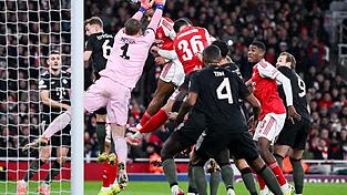 Manuel Neuer (l) sah bei zwei Gegentreffern gegen Arsenal nicht gut aus. Manuel Neuer (l) sah bei zwei Gegentreffern gegen Arsenal nicht gut aus.