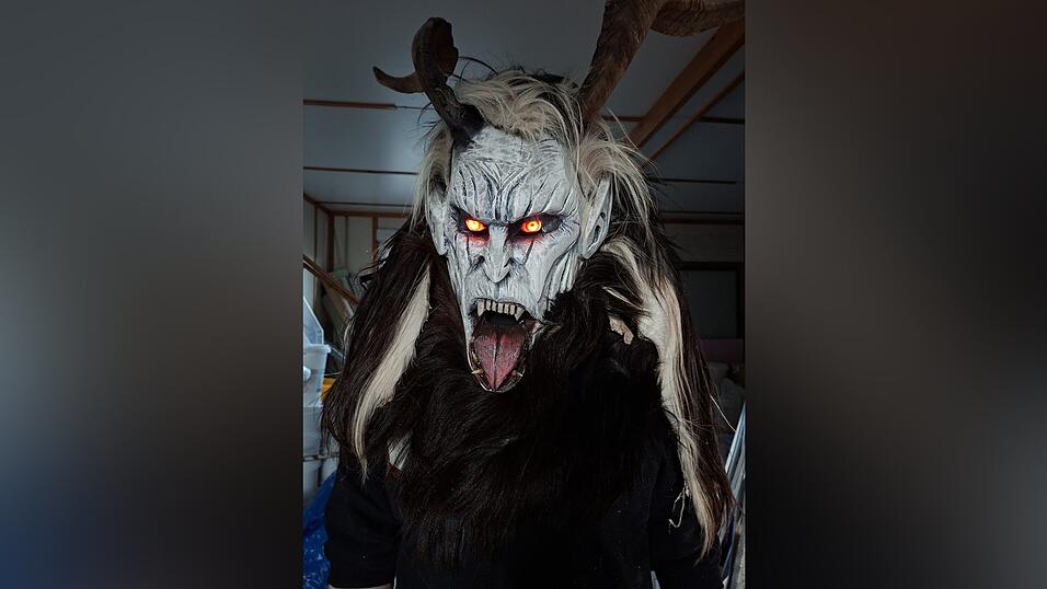 Eine gruslige Fratze mit leuchtend roten Augen: Bei den Auftritten mit den Krampussen tr&auml;gt Daniel Sperl ganz sch&ouml;n viel Gewicht auf dem Kopf.