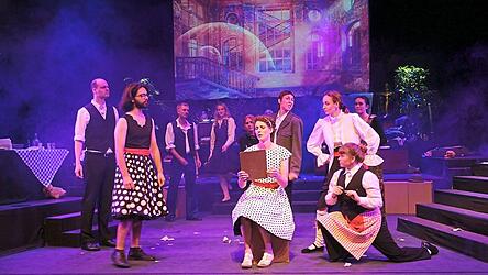 Minna von Barnhelm (Patrick Fertl) muss im Gasthof einen peinlich genauen Fragebogen ausf&uuml;llen. Der Krieg hat misstrauisch gemacht.