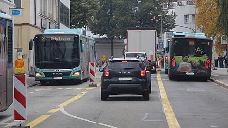 Um gen&uuml;gend Platz f&uuml;r die zentrale Busumsteigestelle in der Inneren Passauer Stra&szlig;e zu bekommen, ist es nach Ansicht des ADFC unvermeidlich, den zur Verf&uuml;gung stehenden Platz anders zu verteilen und die Autos aus der Stra&szlig;e ganz zu verbannen.