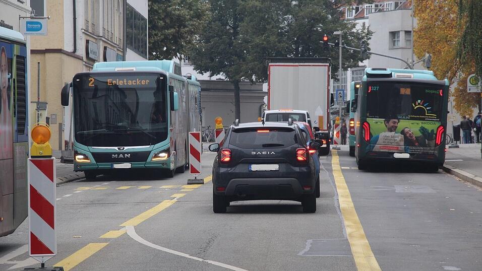 Um genügend Platz für die zentrale Busumsteigestelle in der Inneren Passauer Straße zu bekommen, ist es nach Ansicht des ADFC unvermeidlich, den zur Verfügung stehenden Platz anders zu verteilen und die Autos aus der Straße ganz zu verbannen. Um genügend Platz für die zentrale Busumsteigestelle in der Inneren Passauer Straße zu bekommen, ist es nach Ansicht des ADFC unvermeidlich, den zur Verfügung stehenden Platz anders zu verteilen und die Autos aus der Straße ganz zu verbannen.