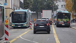 Um genügend Platz für die zentrale Busumsteigestelle in der Inneren Passauer Straße zu bekommen, ist es nach Ansicht des ADFC unvermeidlich, den zur Verfügung stehenden Platz anders zu verteilen und die Autos aus der Straße ganz zu verbannen. Um genügend Platz für die zentrale Busumsteigestelle in der Inneren Passauer Straße zu bekommen, ist es nach Ansicht des ADFC unvermeidlich, den zur Verfügung stehenden Platz anders zu verteilen und die Autos aus der Straße ganz zu verbannen.