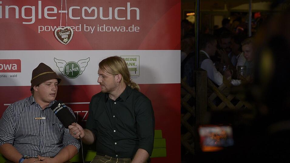 Auch 2019 ist die Single-Couch auf dem Gäubodenvolksfest beliebt. Auch 2019 ist die Single-Couch auf dem Gäubodenvolksfest beliebt.
