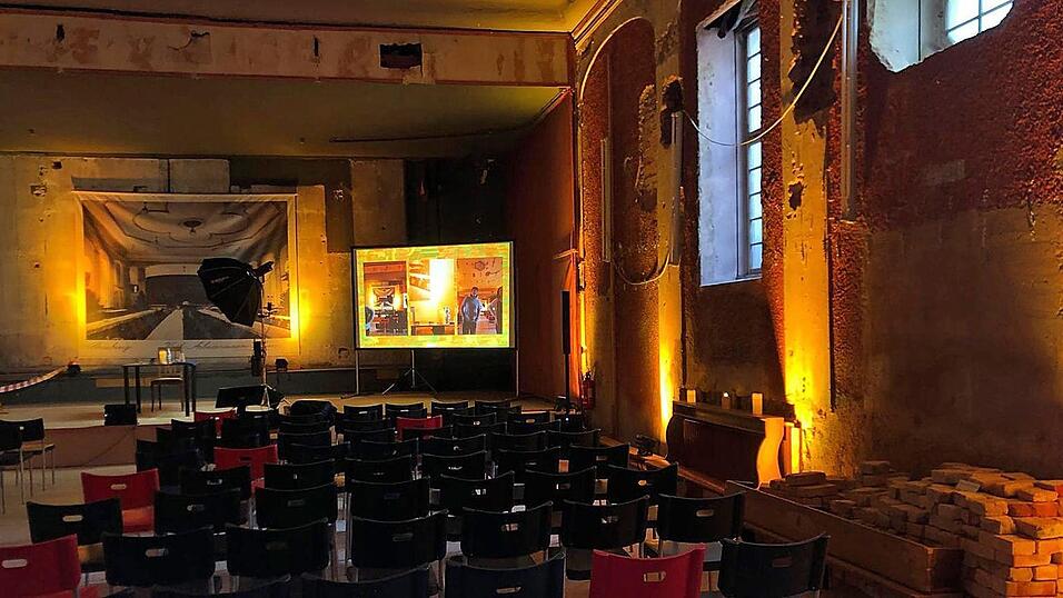 Der stimmungsvoll ausgeleuchtete Saal mit freigelegten Fenstern bei der Colibri-Lesung. Der stimmungsvoll ausgeleuchtete Saal mit freigelegten Fenstern bei der Colibri-Lesung.