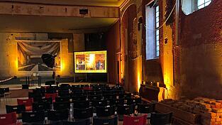 Der stimmungsvoll ausgeleuchtete Saal mit freigelegten Fenstern bei der Colibri-Lesung.