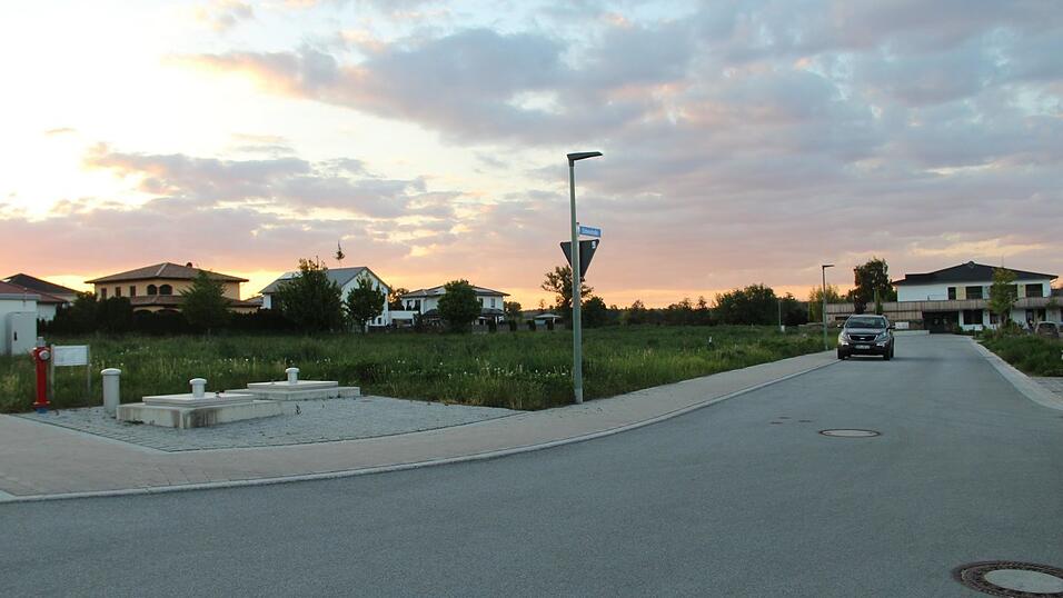 Auf dem freien Grundstück südwestlich des teilstationären Kinderhospiz „Haus Anna“ soll das „Begegnungshaus an der Vils“ mit Tagespflege, Senioren-WG und behindertengerechten Eigentumswohnungen entstehen. Auf dem freien Grundstück südwestlich des teilstationären Kinderhospiz „Haus Anna“ soll das „Begegnungshaus an der Vils“ mit Tagespflege, Senioren-WG und behindertengerechten Eigentumswohnungen entstehen.