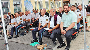 Die Ehrengäste und andere Gäste kamen zum Festakt zur Einweihung der kernsanierten Dienststelle in Mallersdorf.