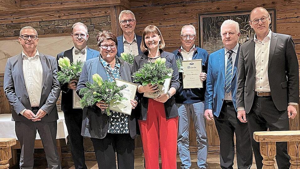 Sie wurden für ihre Mitarbeit im Vertrieb gewürdigt. Sie wurden für ihre Mitarbeit im Vertrieb gewürdigt.