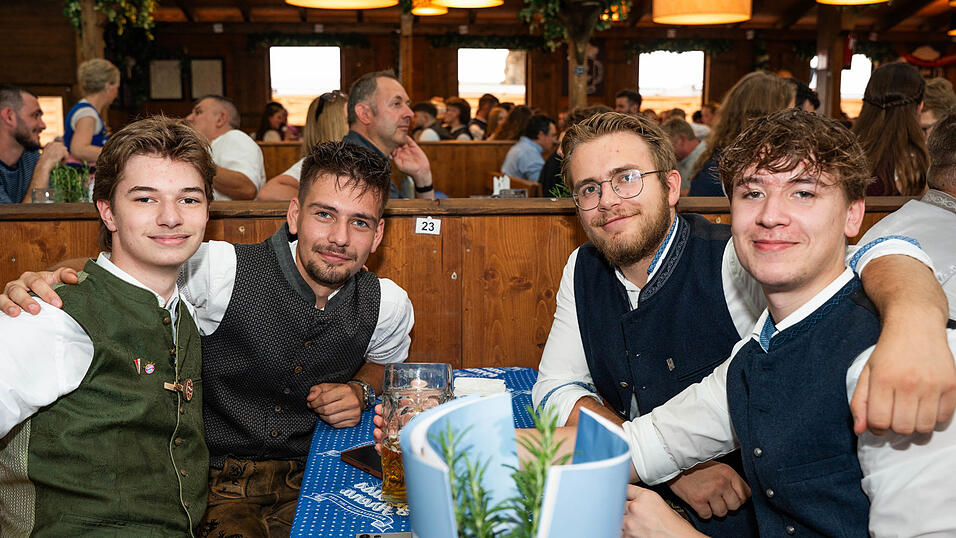 Die Partybilder vom Sonntag, 16. August, aus dem Festzelt Wenisch. Die Partybilder vom Sonntag, 16. August, aus dem Festzelt Wenisch.