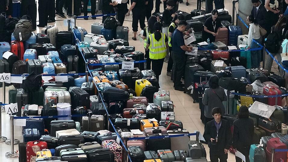 Tausende Koffer warteten am Flughafen Bangkok auf ihre Bearbeitung. Tausende Koffer warteten am Flughafen Bangkok auf ihre Bearbeitung.