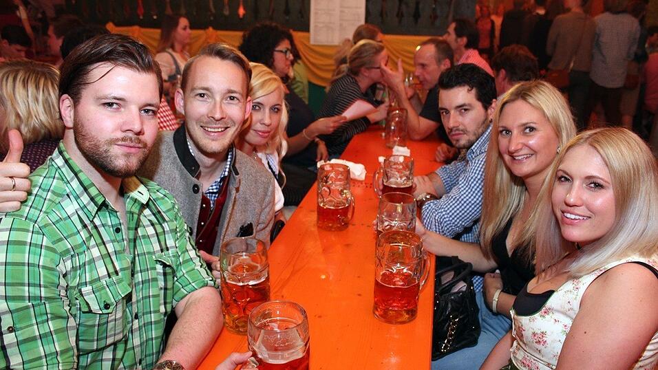 Die Fr&uuml;hjahrsdult 2017 in Landshut neigt sich dem Ende entgegen. Grund genug, noch einmal richtig in den Bierzelten zu feiern - abgerundet vom traditionellen Feuerwerk.