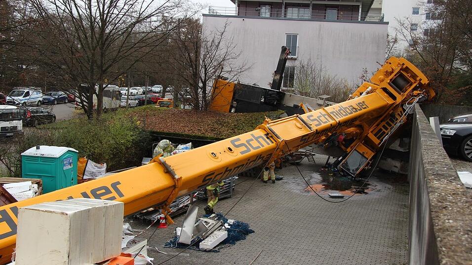 In Regensburg ist am Montagvormittag ein Kran umgestürzt. In Regensburg ist am Montagvormittag ein Kran umgestürzt.