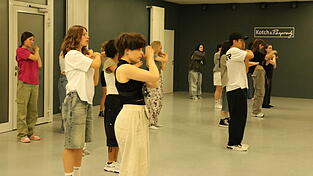 Eine Stunde lang lernen die Mädchen, darunter auch Syl (vorne mit schwarzem Oberteil), jede Woche Tänze von ihrem Trainer Hoang-Duc Pham (mit Kappe). Eine Stunde lang lernen die Mädchen, darunter auch Syl (vorne mit schwarzem Oberteil), jede Woche Tänze von ihrem Trainer Hoang-Duc Pham (mit Kappe).