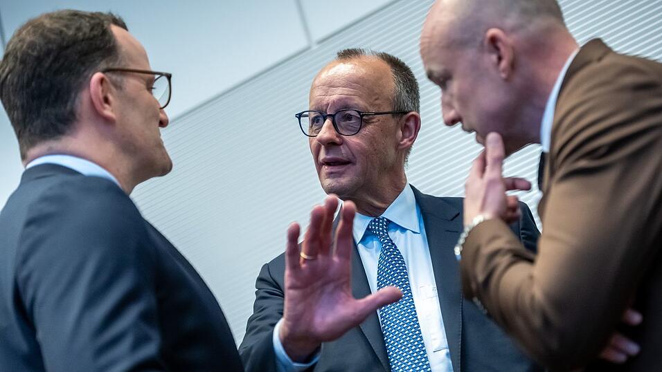 Bringen diese Drei - Unions-Fraktionschef Jens Spahn, Kanzler Friedrich Merz (beide CDU) und CSU-Landesgruppenchef Alexander Hoffmann, das Rentenpaket am Freitag über die Bühne? Bringen diese Drei - Unions-Fraktionschef Jens Spahn, Kanzler Friedrich Merz (beide CDU) und CSU-Landesgruppenchef Alexander Hoffmann, das Rentenpaket am Freitag über die Bühne?