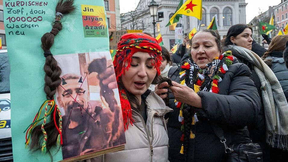 Mehrere tausend Menschen demonstrieren in N&uuml;rnberg und M&uuml;nchen gegen das Vorr&uuml;cken syrischer Truppen in Nordsyrien.