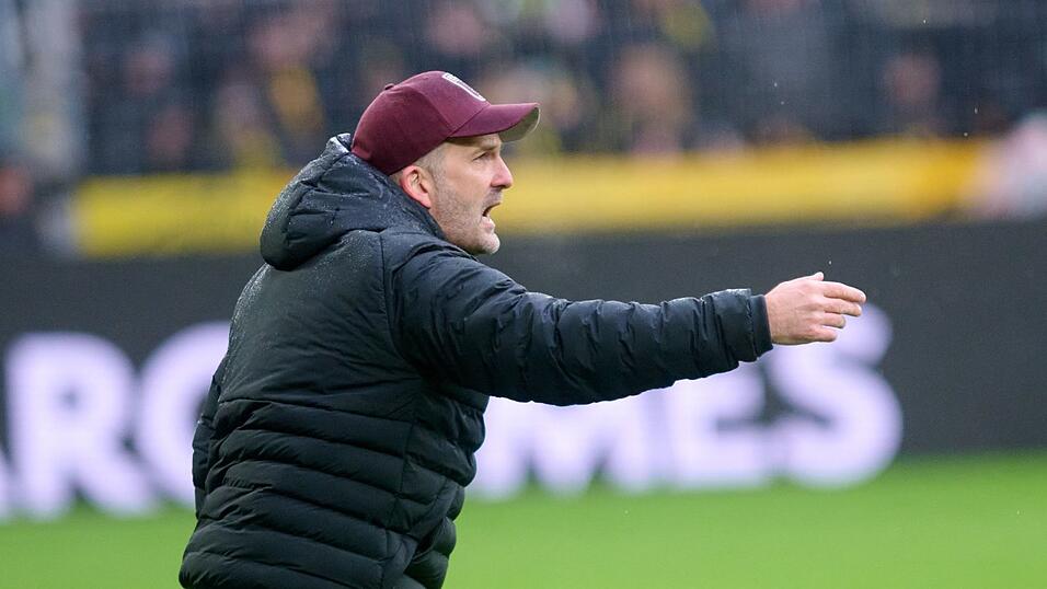 Augsburgs Trainer Manuel Baum war mit seiner Mannschaft in Dortmund gar nicht zufrieden. Augsburgs Trainer Manuel Baum war mit seiner Mannschaft in Dortmund gar nicht zufrieden.