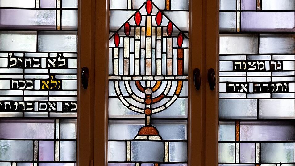 Die Bleiglasfenster zieren jüdische Ritualgegenstände, Symbole und Psalmen. Die Bleiglasfenster zieren jüdische Ritualgegenstände, Symbole und Psalmen.