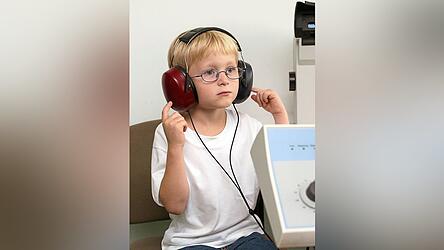 Drei bis vier Prozent der Kinder in Deutschland werden mit Hörproblemen eingeschult. Drei bis vier Prozent der Kinder in Deutschland werden mit Hörproblemen eingeschult.