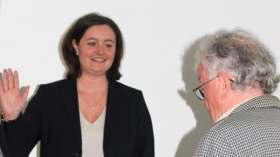 Im Mittelpunkt der konstituierenden Sitzung stand nicht nur die Vereidigung der neuen Bürgermeisterin Sigrid Maier, sondern auch ein deutlicher Generationswechsel im Gremium. Im Mittelpunkt der konstituierenden Sitzung stand nicht nur die Vereidigung der neuen Bürgermeisterin Sigrid Maier, sondern auch ein deutlicher Generationswechsel im Gremium.